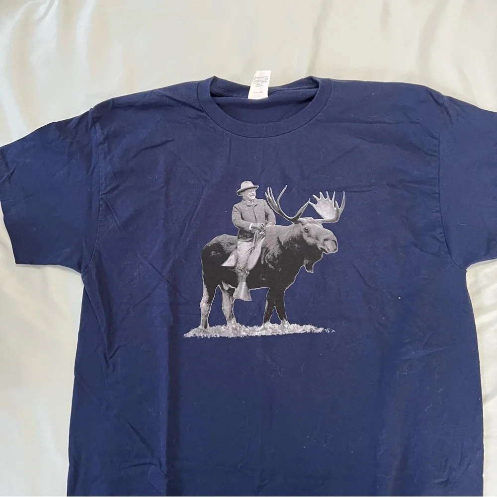 Hanes Navy Teddy Roosevelt Riding a Bull Moose Graphic Men's T-Shirt - Picture 2 of 4